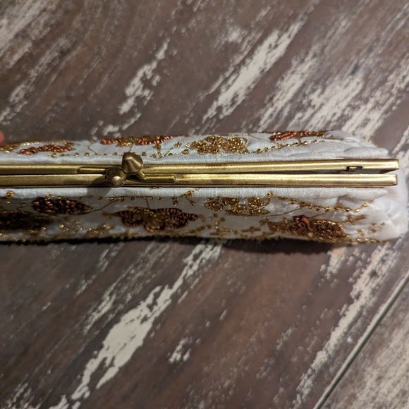 Vintage beaded clutch white linen and gold beads - Picture 5 of 15